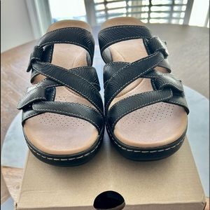 Clarks Size 8 1/2 M Black Sandals